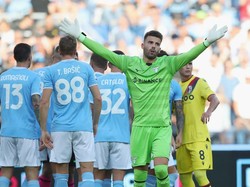 Baru 6 Menit Debut di Serie A, Kiper Lazio Ini Langsung Diusir Wasit!