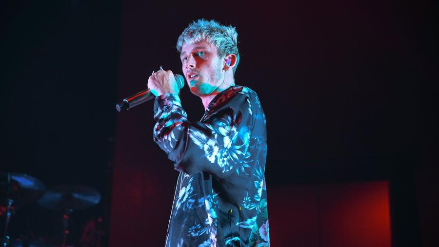 Machine Gun Kelly LONDON, ENGLAND - AUGUST 31: Machine Gun Kelly performs on stage at O2 Forum Kentish Town on August 31, 2019 in London, England. (Photo by Venla Shalin/Redferns)