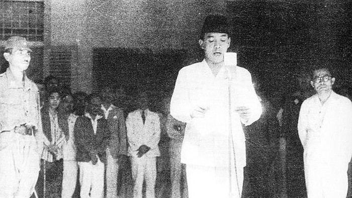 Ir. Soekarno yang membacakan teks proklamasi kemerdekaan RI.