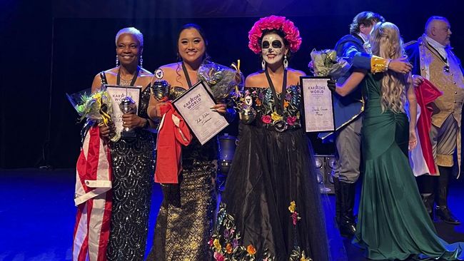 Monica Nike Adiba meluapkan kebahagiannya menang lomba karaoke internasional dan membuat Indonesia menjadi juara bertahan di ajang itu. 