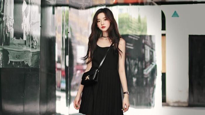 Elegan atau Malah Monoton? Simak Alasan Tren Outfit Serba Hitam Semakin Populer