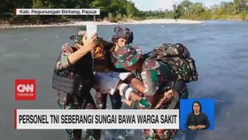 VIDEO: Personel TNI Sebrangi Sungai Bawa Warga Sakit