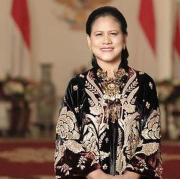 img-title Gaya Elegan Ibu Iriana Jokowi Pakai Kebaya dan Batik, Modis dalam Berbagai Warna!