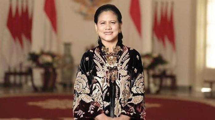 Gaya Elegan Ibu Iriana Jokowi Pakai Kebaya dan Batik, Modis dalam Berbagai Warna!