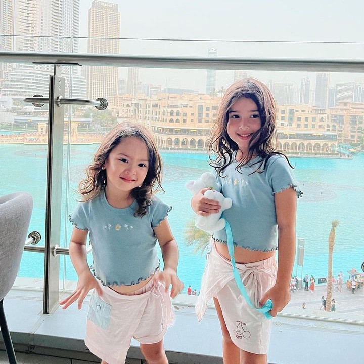 <p>Bunda masih ingat dengan artis cantik berdarah Inggris, Yasmine Wildblood? Ia memiliki dua orang putri bernama Seraphina Rose Sumarnaningsih Soerjosoemarno dan Sophia Ayana Dwi Sulistyowati Soerjosoemarno. (Foto: Instagram: @yaswildblood)</p>