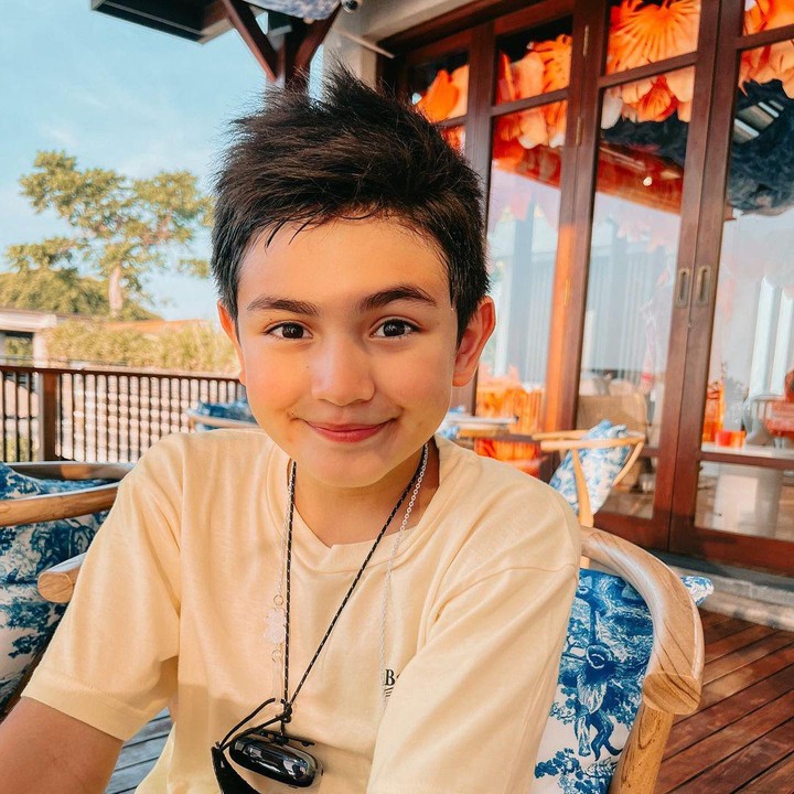 <p>Quenzino Acana Naif adalah putra sulung dari Carissa Putri dan Navies Abdullah Naif, Bunda. Wajah bule Quenzino didapatkan dari sang ayah yang berdarah Australia. (Foto: Instagram: @carissa_puteri)</p>