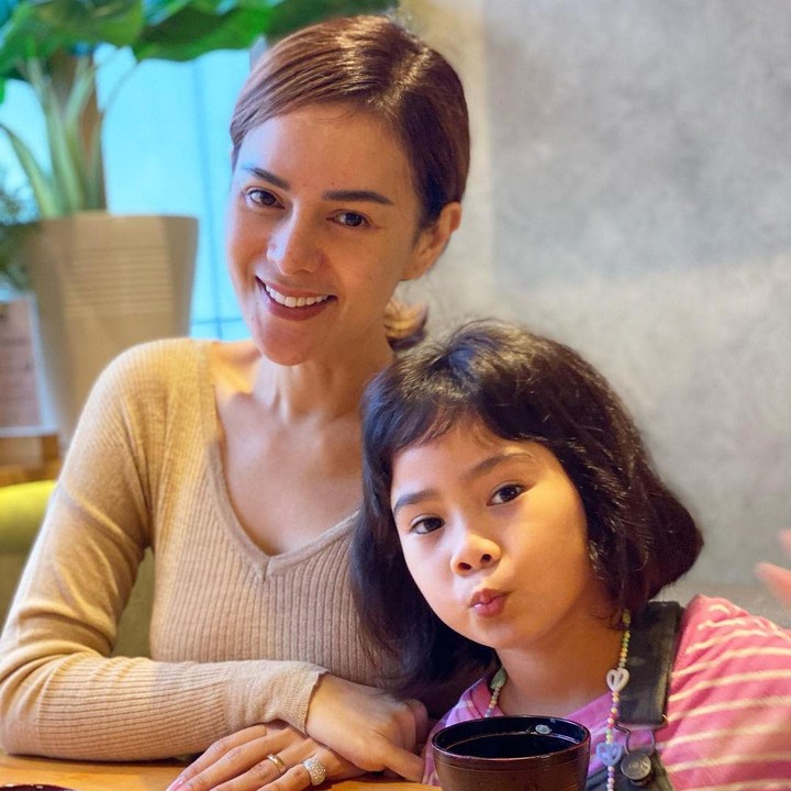 <p>Astrid Tiar melahirkan anak perempuannya, Isabel Althalya Natiar Situmorang, di Inggris, Bunda. Sang suami yang merupakan seorang dokter juga turut menemaninya, lho. (Foto: Instagram: @astridtiar127)</p>