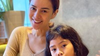 <p>Astrid Tiar melahirkan anak perempuannya, Isabel Althalya Natiar Situmorang, di Inggris, Bunda. Sang suami yang merupakan seorang dokter juga turut menemaninya, lho. (Foto: Instagram: @astridtiar127)</p>