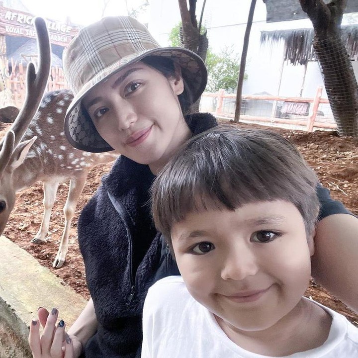 <p>Jessica Iskandar melahirkan sang anak, El Barack Alexander di Amerika pada 2014, Bunda. Jedar harus menetap di rumah sakit lebih awal karena mengalami APS sindrom. (Foto: Instagram: @inijedar)</p>