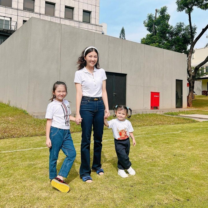 <p>Pada tahun 2019, Sarwendah melahirkan anak keduanya, Thania Putri Onsu, di rumah sakit di Singapura. Persalinan pun dilakukan secara caesar. (Foto: Instagram: @sarwendah29)</p>