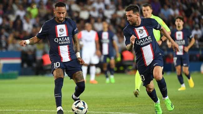 Lionel Messi terlihat bingung sekaligus tidak percaya Kylian Mbappe menabraknya saat kesal dengan Neymar pada laga PSG vs Montpelier