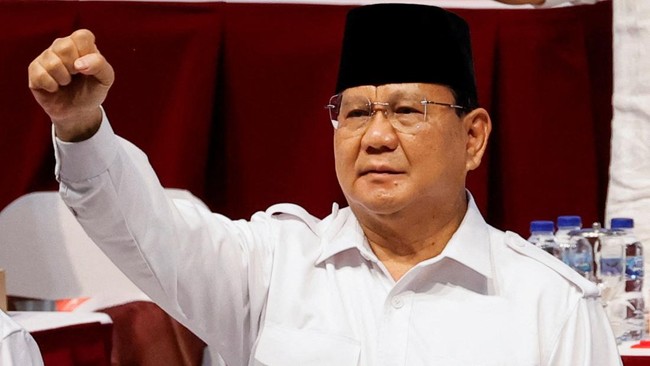 Prabowo Melayat Aktivis Lieus Sungkharisma Prabowo Subianto tampak berdoa di samping peti jenazah dan memberikan hormat sebagai salam terakhir kepada kawan seperjuangannya itu.