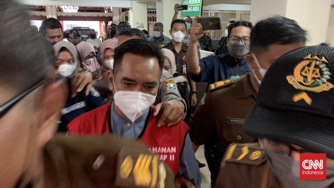 Jaksa Ajukan Banding Vonis Bechi Terdakwa Pencabulan Santriwati Jaksa mengajukan banding terhadap vonis terdakwa pencabulan dan pemerkosaan santriwati, Moch Subchi Azal Tsani (MSAT) alias Bechi.