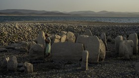 FOTO: Stonehenge ala Spanyol Muncul dari Bawah Waduk Surut