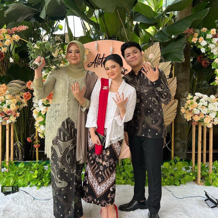 <p>Tissa mengenakan kebaya tersebut dalam rangka hari spesial sang kakak, yang beberapa waktu lalu melangsungkan pertunangan. "<em>Happy Engagement</em> mba @alitabiani dan ka @khairuzman !! turut berbahagia mengikuti kebersamaan mereka dari hampir 10 tahun lalu, dari jaman smp sma kuliah bareng2 terus sama ka khoir. <em>Insya Allah</em> juga ka Khoir dapat menjadi imam yang baik buat kakakku!," tulisnya sebagai caption, dikutip dari akun @tissabiani. (Foto: Instagram @tissabiani)<br /><br /><br /></p>