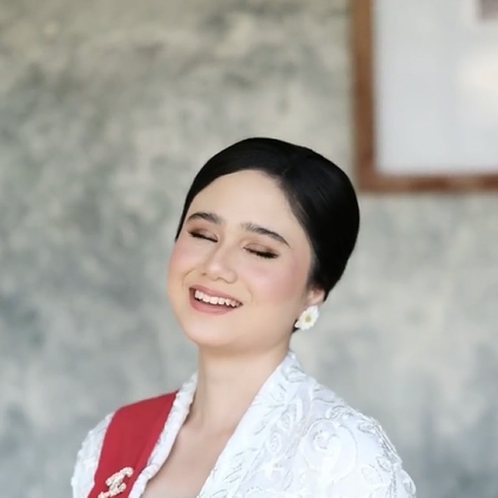 <p>Bahkan, beberapa netizen pun menyebut penampilan Tissa ini selayaknya ibu pejabat negara, lho. "Sumpah sih cantik banget. Aura istri pejabat atau pengusaha sukses," tutur akun @dime****.(Foto: Instagram @tissabiani)<br /><br /><br /></p>