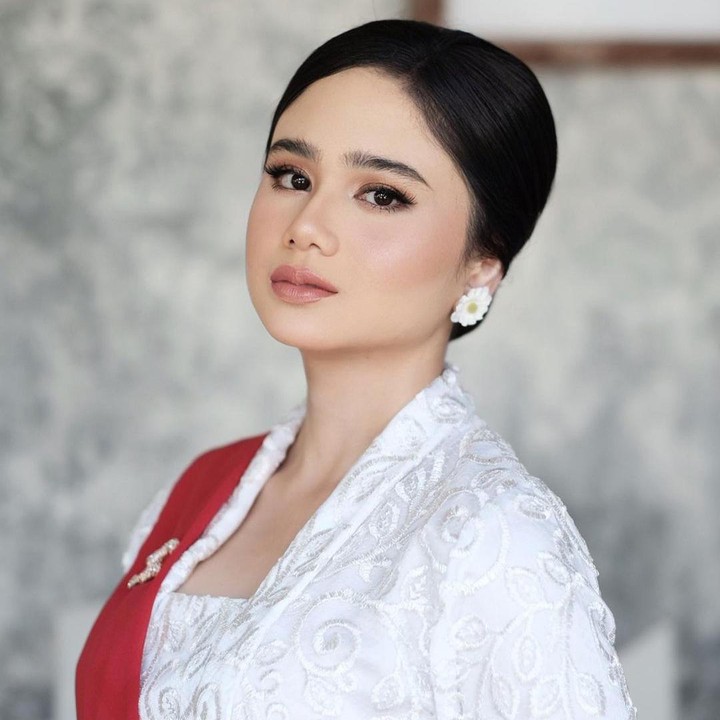 <p>Model rambut yang disanggul sederahana pun semakin membuat Tissa Biani menawan. Enggak hanya itu, penampilan pemeran KKN di Desa Penari itu semakin lengkap dengan beberapa perhiasan tamabahan.(Foto: Instagram @tissabiani)<br /><br /><br /></p>
