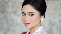 <p>Dalam potret yang ia bagikan di Instagram, wanita kelahiran Jakarta 20 silam itu mengenakan kebaya putih dan selendang merah, Bunda. (Foto: Instagram @tissabiani)<br /><br /><br /></p>