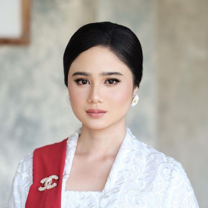<p>Tissa Biani mencuri perhatian netizen nih, Bunda. Belum lama ini, kekasih Dul Jaelani tersebut tampil menawan dengan kebaya klasik berjenis kutubaru. (Foto: Instagram @tissabiani)<br /><br /><br /></p>