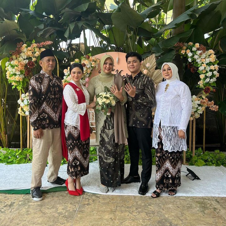<p>Dengan penampilannya tersebut, Tissa Biana memang terlihat mirip sebagai pejabat negara, ya? Bagaimana menurut Bunda? (Foto: Instagram @tissabiani)</p>