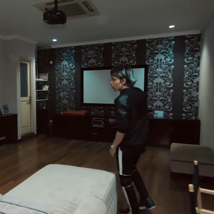 <p>Bella juga memiliki ruang meeting sekaligus tempat karoke sebagai hiburan. Tak hanya itu, ruang meetingnya juga bisa berubah menjadi bioskop pribadi, lho Bunda. (Foto: YouTube AH)</p>