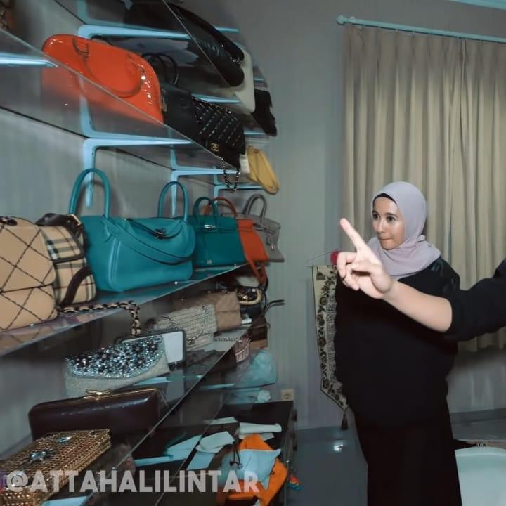 <p>Sama seperti kebanyakan wanita lainnya, Bella memiliki lemari khusus untuk menyimpan tas-tasnya yang mahal, lho Bunda. (Foto: YouTube AH)</p>