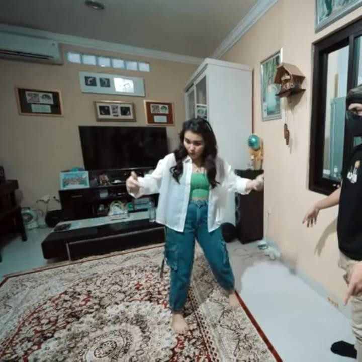<p>Hidup sederhana meskipun bergelimang harta, ruang keluarga yang dijadikannya tempat berkumpul bersama keluarga hanya menggunakan karpet dan satu sofa. (Foto: YouTube AH)</p>