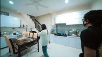 <p>Mengambil konsep minimalis, meskipun luas, dapur dengan meja makan keluarga ibu satu anak tampak terlihat sederhana, lho Bunda. (Foto: YouTube AH)</p>