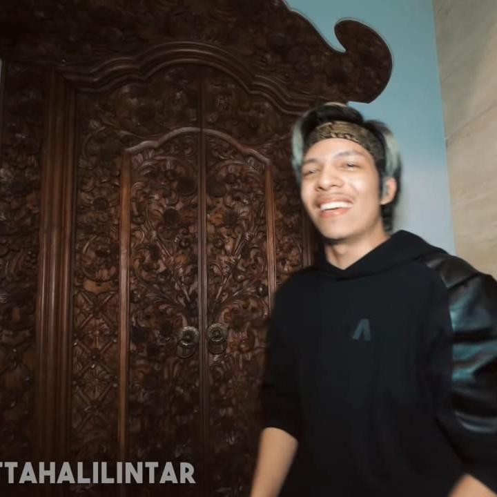 <p>Artis cantik, Laudya Chintya Bella atau yang sering disapa Bella ini memiliki rumah mewah dengan konsep klasik, lho Bunda. Seperti potret berikut ini yang menunjukkan pintu utama rumah Bella yang penuh dengan ukiran menambah kesan klasik. (Foto: YouTube AH)</p>