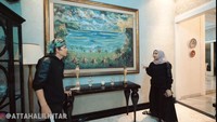 <p>Saat masuk pertama kali, Bunda akan disambut lukisan besar yang ada di dinding ruang tamu Bella. Ia mengatakan bahwa lukisan tersebut didapatkannya dari seorang pelukis asal Bali yang memberikannya secara gratis, lho Bunda. (Foto: YouTube AH)</p>