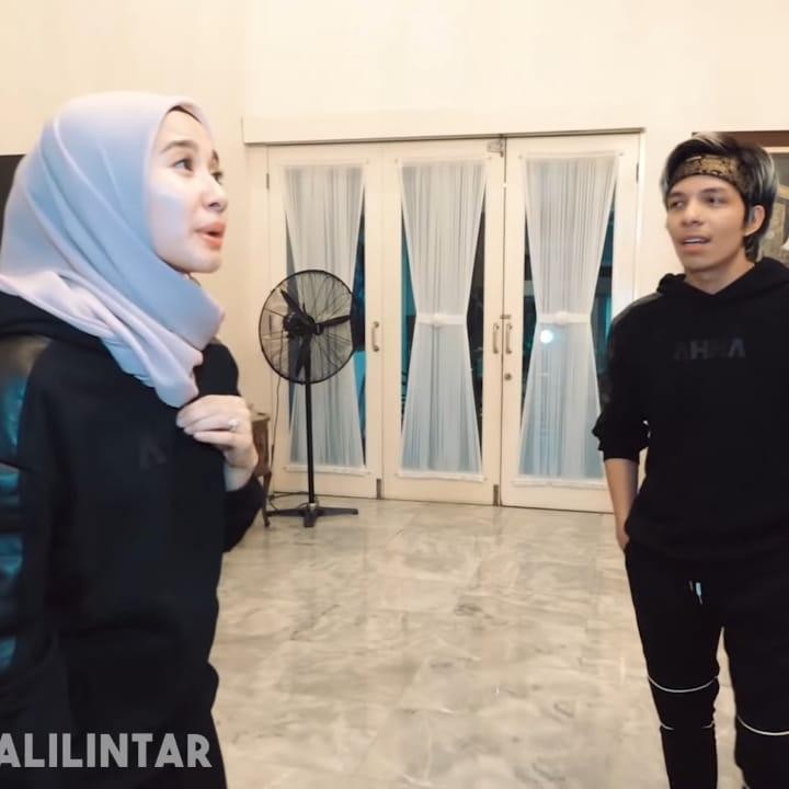 <p>Rumah lawasnya itu memiliki ruang keluarga yang sangat luas, tetapi sederhana, lho Bunda. Hanya ada sofa dan beberapa foto-foto serta lukisan yang melengkapi ruang keluarganya itu. (Foto: YouTube AH)</p>