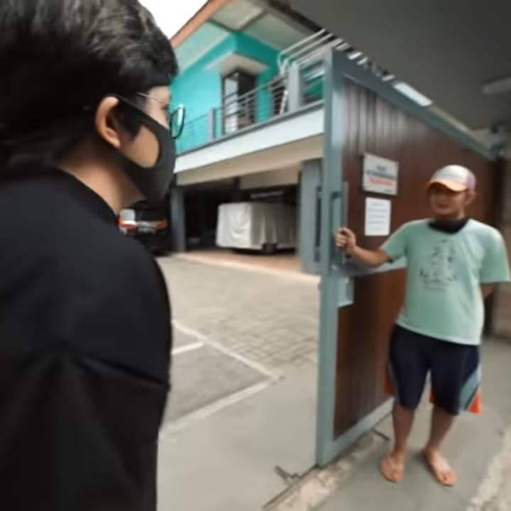 <p>Walaupun tinggal di gang sempit hanya bisa dilewati oleh satu mobil, tidak mengurungkan niat Ayu yang lebih memilih untuk merenovasi rumah lamanya menjadi luas dibandingkan dengan membeli rumah baru. (Foto: YouTube AH)</p>