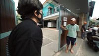 <p>Walaupun tinggal di gang sempit hanya bisa dilewati oleh satu mobil, tidak mengurungkan niat Ayu yang lebih memilih untuk merenovasi rumah lamanya menjadi luas dibandingkan dengan membeli rumah baru. (Foto: YouTube AH)</p>