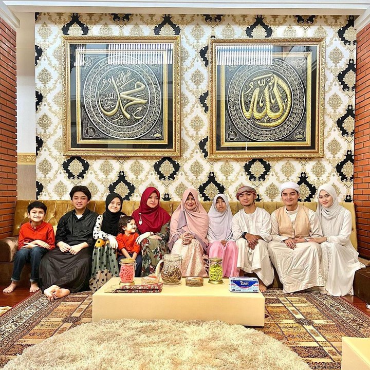 <p>Alvin yang merupakan anak dari K.H. Muhammad Arifin Ilham, kerap menunjukan kedekatan Henny dengan anggota keluarga lainnya, lho. (Foto: Instagram @alvin_411)</p>