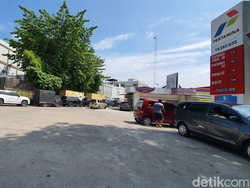 Solar Langka di Riau, Antrean Kendaraan Mengular