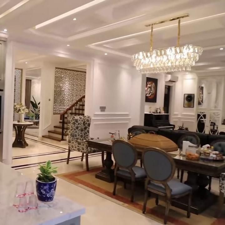 <p>Pindah ke area ruang keluarga dan ruang makan, rumah pasangan yang satu ini benar-benar terlihat luas dan megah, ya Bunda. (Foto: YouTube Tya Ariestya)</p>