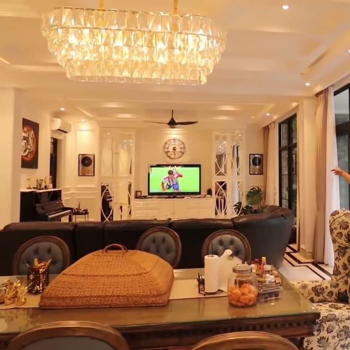 <p>Tak hanya ruang tamu, ruang keluarga yang didominasikan warna-warna soft ini dan interior mewah membuat ruang keluarga ini tampak elegan dilengkapi dengan piano yang ada di sudut ruangan. (Foto: YouTube Tya Ariestya)</p>