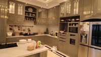 <p>Lihat juga dapurnya, Bunda. Lemari yang menjulang sampai langit-langit ruangan dan warna kitchen set yang senada menambah kesan luas, ya. (Foto: YouTube Tya Ariestya)</p>