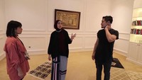<p>Rumah yang megah Arie dan Fenita juga memiliki mushola yang terlihat serderhana, tetapi tetap terkesan elegan. Tahukah Bunda? Dikarenakan sedang pandemi, Fenita dan Arie pernah melaksanakan itikaf bersama keluarganya di musholanya ini lho. (Foto: YouTube Tya Ariestya)</p>
