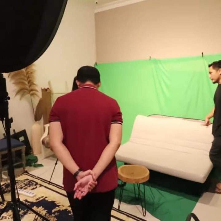 <p>Pasangan ini memang memiliki jiwa <em>content creator,</em> mereka berinisiatif membuat studio <em>mini</em> di dalam rumahnya hanya untuk membuat content, lho Bunda. Kreatif sekali, ya Bunda. (Foto: YouTube Tya Ariestya)</p>