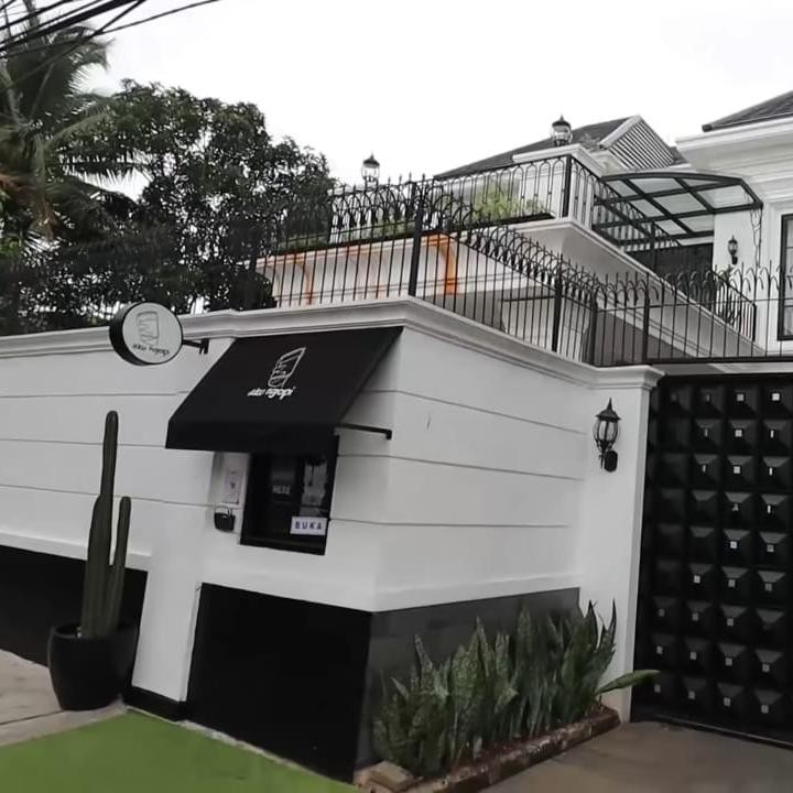 <p>Siapa yang tak kenal dengan pasangan selebriti yang satu ini, Arie Untung dan Fenita Arie. Rumah yang sudah direnovasinya itu berubah bagaikan istana yang sangat megah, lho Bunda. Uniknya, rumah pasangan selebriti ini ada <em>mini cafe</em> hanya untuk pembelian secara <em>take away</em> di depan rumahnya, lho Bunda. (Foto: YouTube Tya Ariestya)</p>