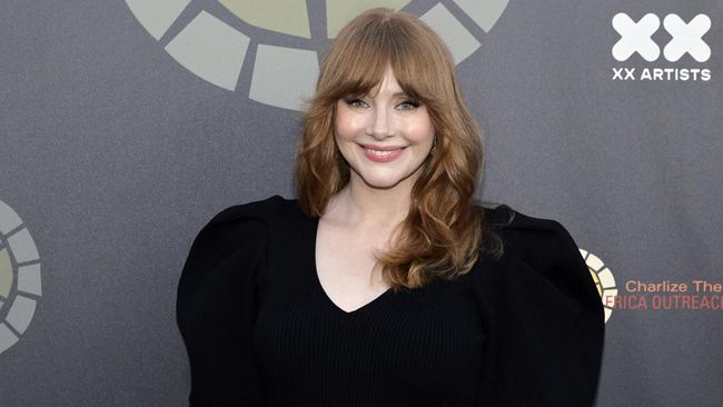 Bryce Dallas Howard buka-bukaan soal gaji yang diterimanya dari sekuel film fiksi ilmiah Jurassic World.