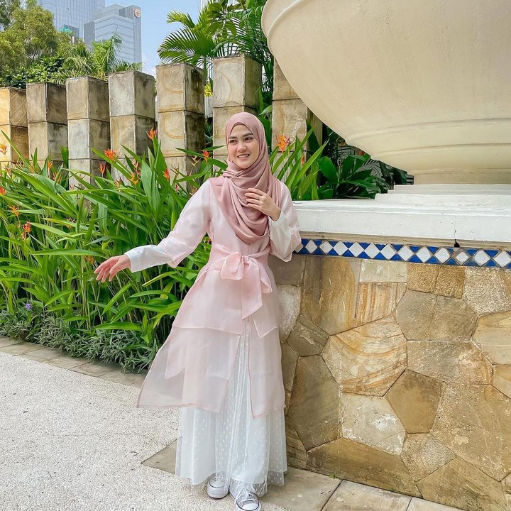 <p>Dalam unggahan peringatan satu tahun pernikahan, Alvin menuliskan doa untuk calon bayi dalam perut Henny. "Allah sehat dan lancarkan kandungannya sampai nanti tiba waktunya, aamiin," tulis Alvin. (Foto: Instagram @hennyyrahman)</p>