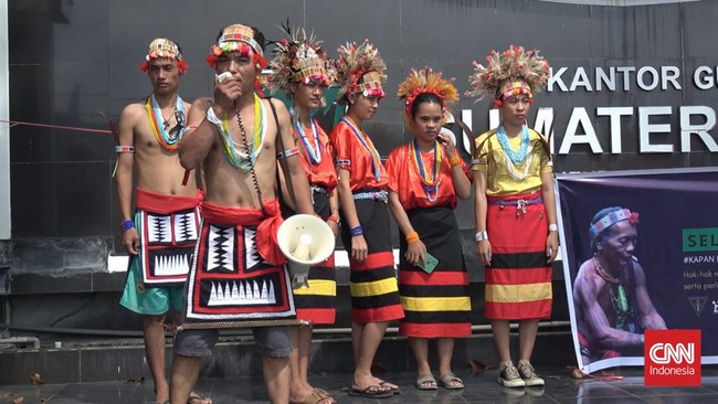 Masyarakat adat Mentawai merasa seolah-olah dianggap tidak ada di Sumatera Barat dengan keberadaan UU Provinsi Sumbar.