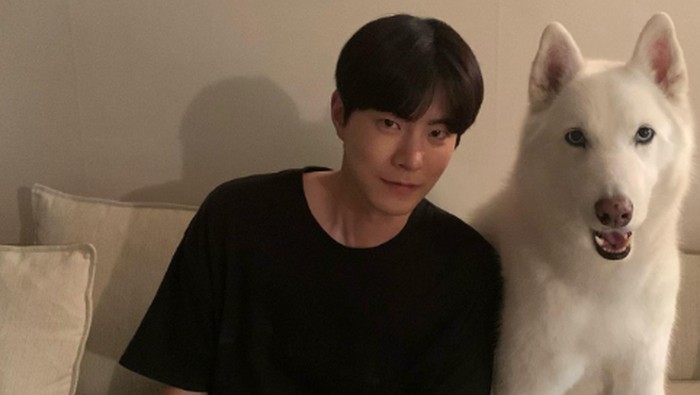 Dengan tinggi 182 cm, Hong Jong Hyun mengawali karier di dunia hiburan sebagai seorang model, Beauties./ foto: instagram.com/hjonghyun