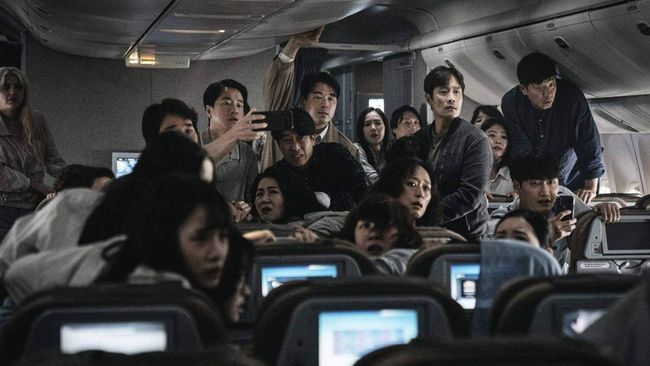 Review Emergency Declaration menilai film itu membuat imajinasi hingga ketakutan penonton terutama di kala pandemi menjadi liar.