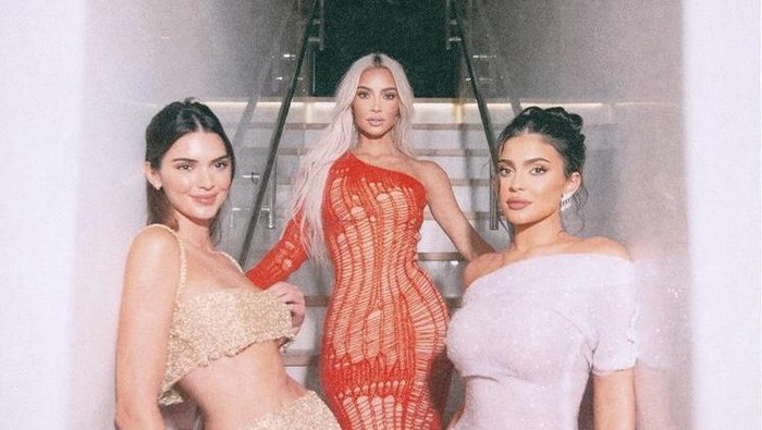 Kylie jenner Rayakan Ulang Tahun Ke-25, Simak Gaya Keluarga Kardashian-Jenner yang Kompak Pakai Bodycon Dress