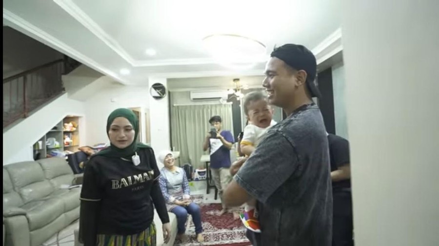 Frans Faisal Momong Baby Adzam