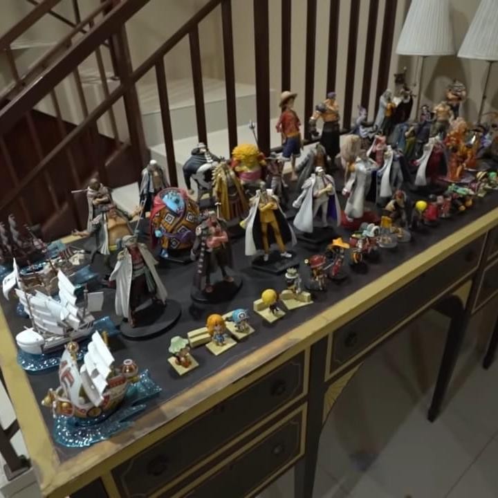<p>Di sudut ruang tamu, Gilang memberikan tempat untuk meletakkan koleksi <em>action figure</em> miliknya yang ia beli saat berkunjung ke Jepang. (Foto: YouTube TAULANY TV)</p>