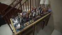 <p>Di sudut ruang tamu, Gilang memberikan tempat untuk meletakkan koleksi <em>action figure</em> miliknya yang ia beli saat berkunjung ke Jepang. (Foto: YouTube TAULANY TV)</p>